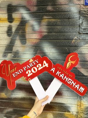 Hashtag cầm tay cho year end party